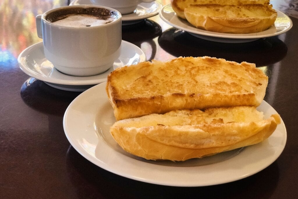 O pão francês pode ser útil no pré e pós-treino (Imagem: Andre Nery | Shutterstock)