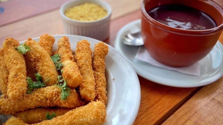 Peixe com molho de açaí (Imagem: DUARTE BARROS | Shutterstock)