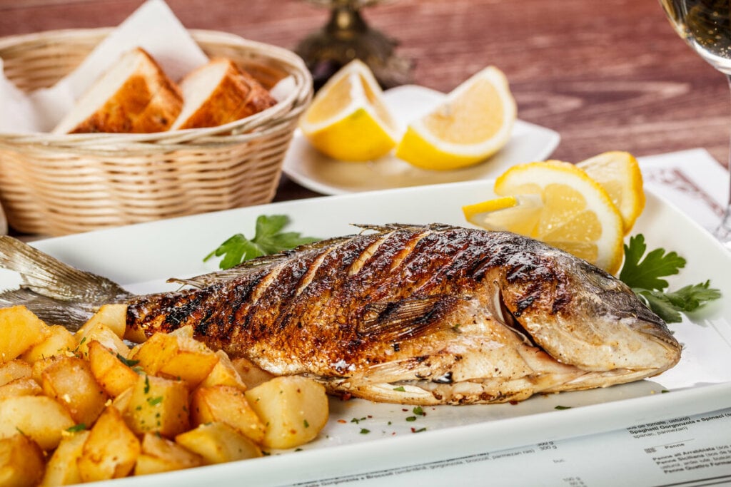 Peixe assado com batata (Imagem: grafvision | Shutterstock)