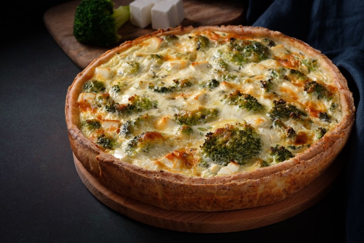 Quiche de brócolis com queijo feta (Imagem: MariaZubareva | Shutterstock)
