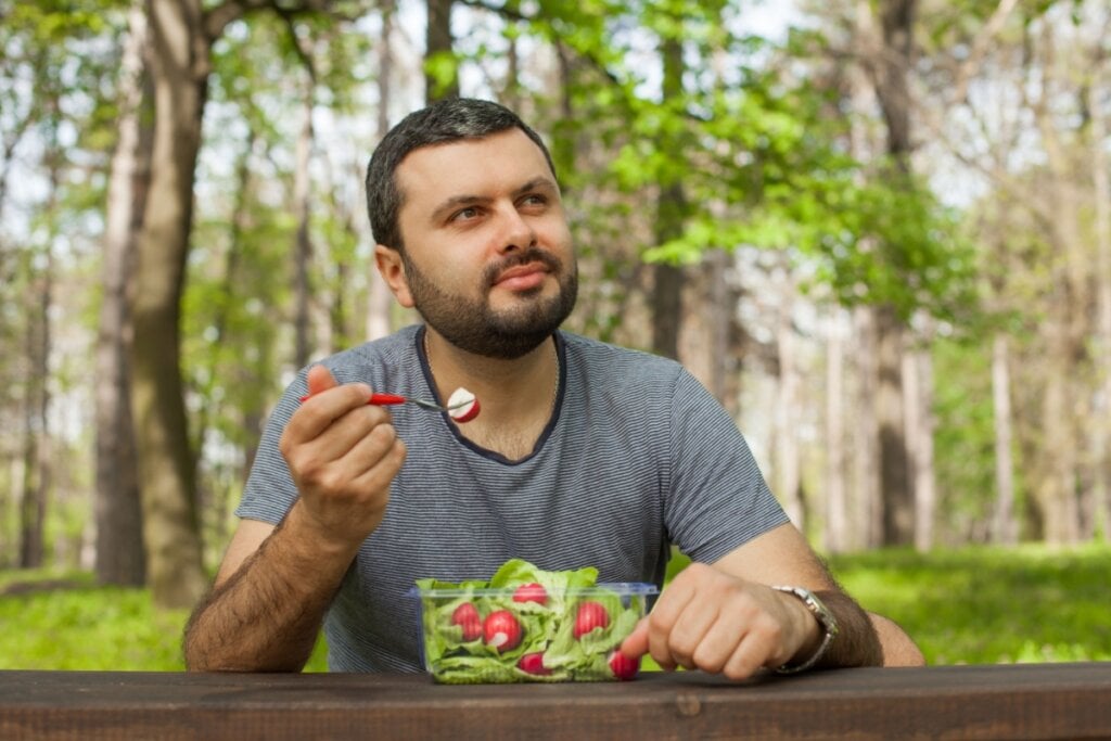 O rabanete &eacute; fonte de fibras alimentares que auxiliam no bom funcionamento do intestino (Imagem: Eightshot Images | Shutterstock)