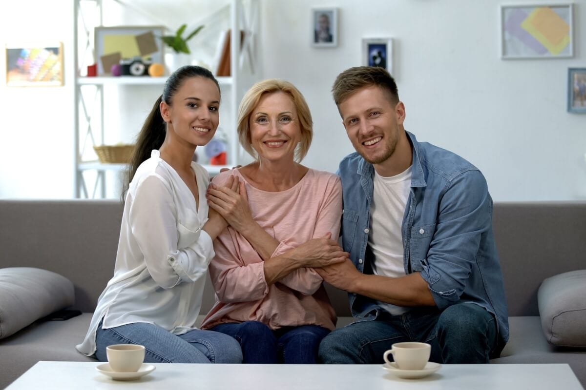 Estabelecer uma boa relação com a sogra melhora a convivência e fortalece o ambiente familiar (Imagem: Motortion Films | Shutterstock)