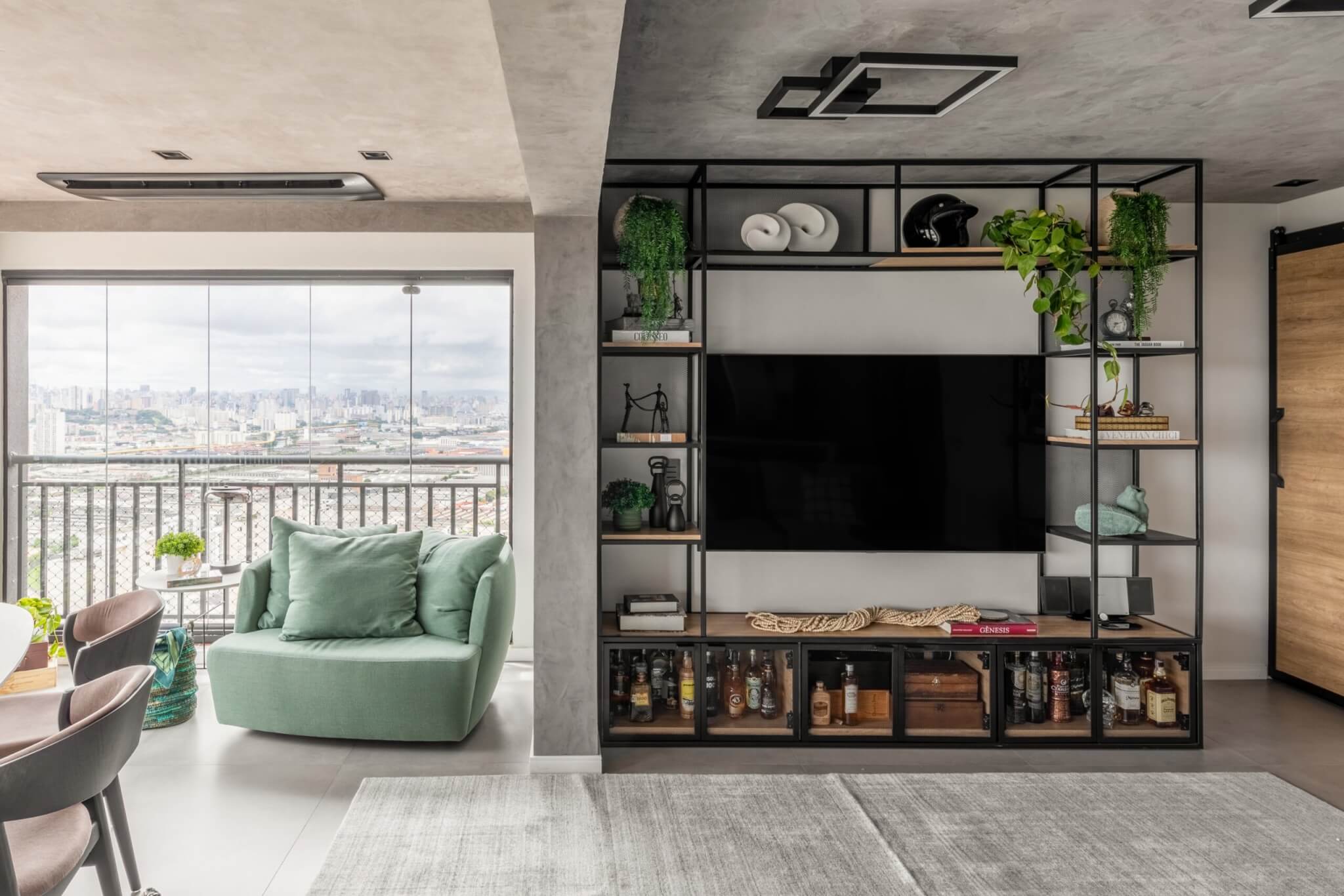 O cimento queimado e o concreto aparente conferem elegância e personalidade aos ambientes (Projeto: BMA Studio | Imagem: Guilherme Pucci)