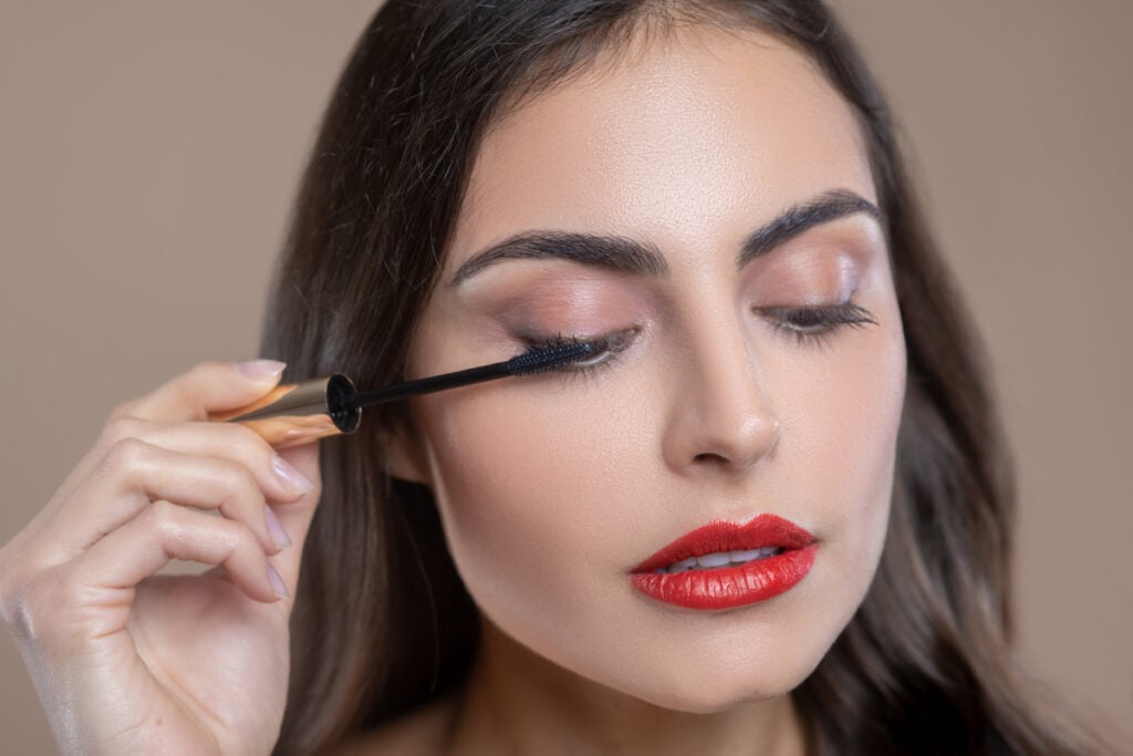 A escolha do rímel é o primeiro passo importante para garantir uma aplicação segura (Imagem: Dmytro Zinkevych | Shutterstock)