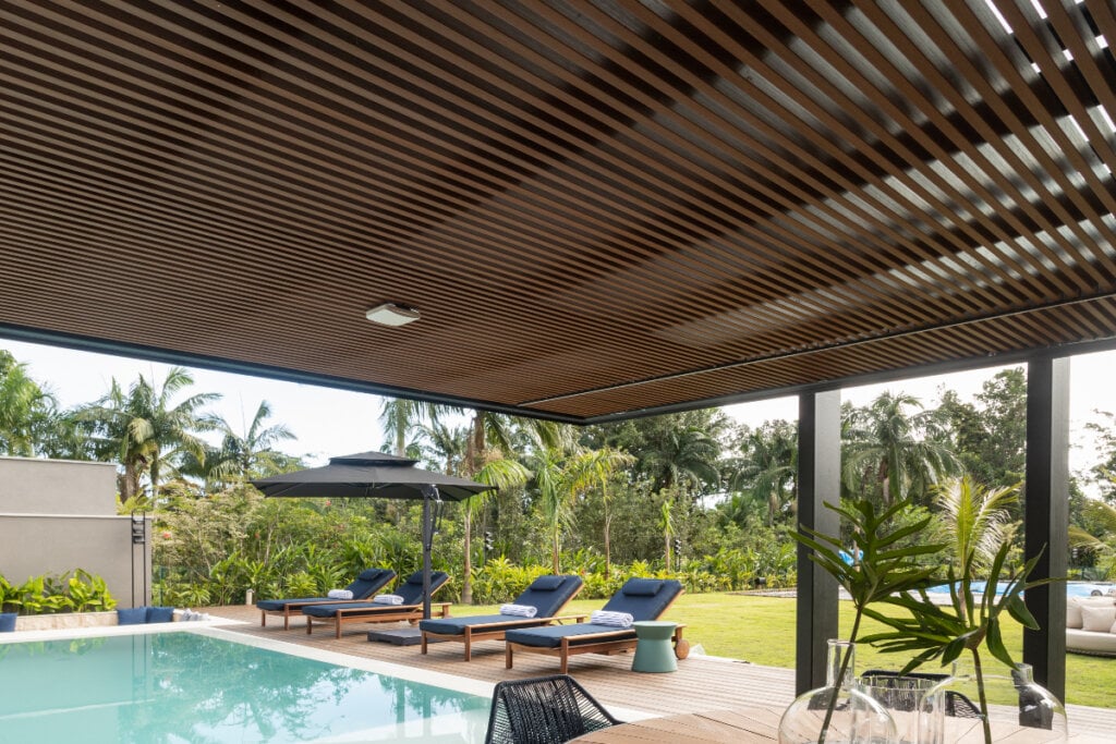 O ripado de madeira provê redução na incidência solar direta (Imagem: Projeto: Patrícia Penna Arquitetura & Design | Leandro Moraes)