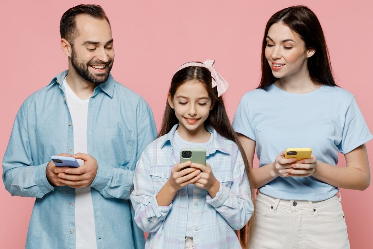 A comunicação aberta cria confiança nos filhos para compartilharem possíveis situações vivenciadas no ambiente digital (Imagem: ViDI Studio | Shutterstock)