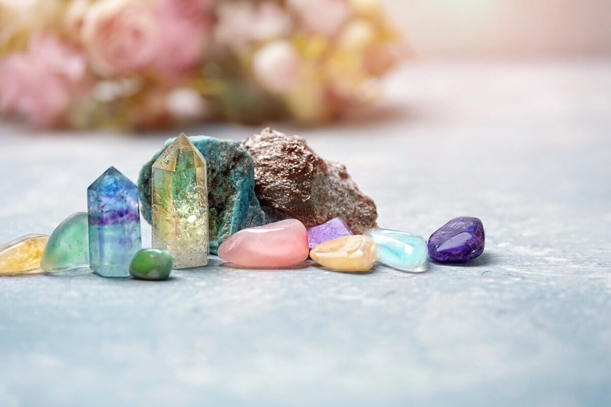 Cristais ajudam a atrair vibrações positivas para o amor (Imagem: ju_see | Shutterstock)