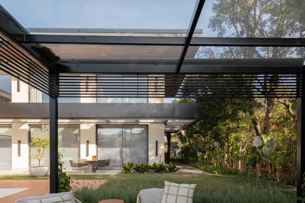 O vidro para o fechamento superior, além de resguardar, permite a entrada de iluminação (Imagem: Projeto: Patrícia Penna Arquitetura & Design | Leandro Moraes)