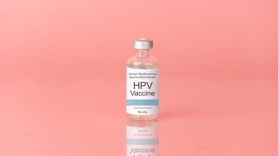 A vacina é a principal forma de prevenir doenças decorrentes do HPV (Imagem: Orawan Pattarawimonchai | Shutterstock)