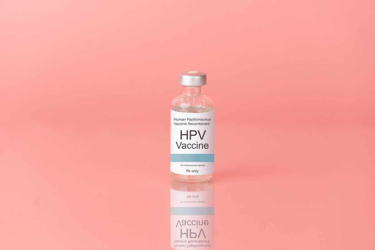 A vacina é a principal forma de prevenir doenças decorrentes do HPV (Imagem: Orawan Pattarawimonchai | Shutterstock)