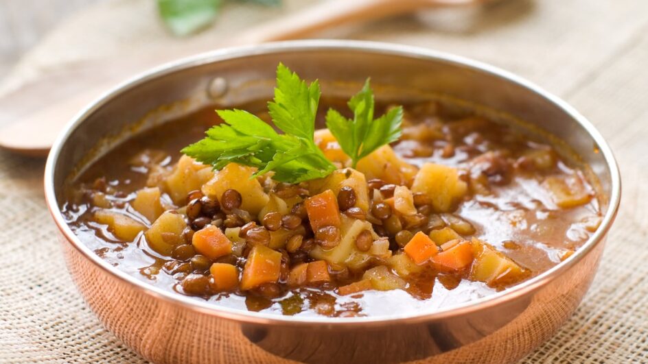 Sopa de lentilha com legumes (Imagem: Wiktory | Shutterstock)