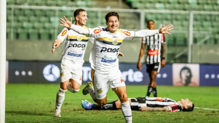 Jogador do Novorizontino comemorando gol contra o Athletic pela Série B do Campeonato Brasileiro 2025