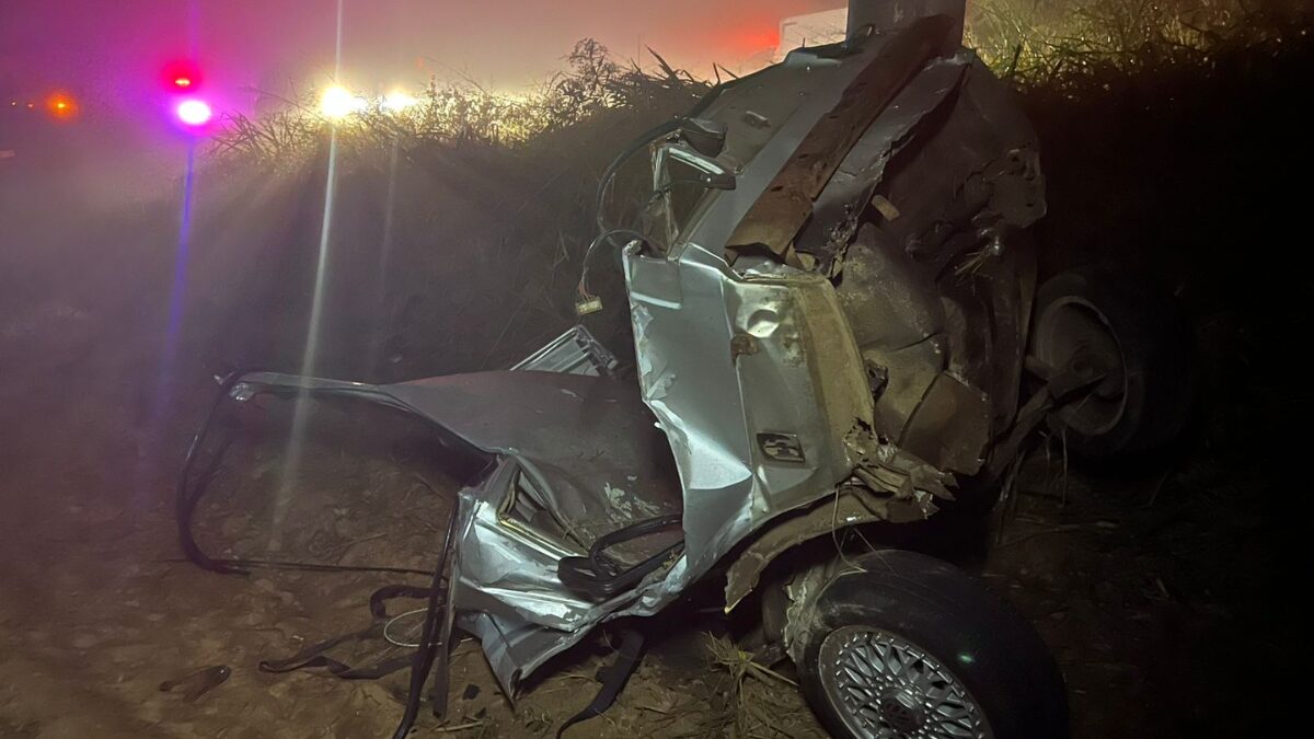 Acidente grave parte carro ao meio e deixa dois mortos em rodovia no Extremo-Sul de SC