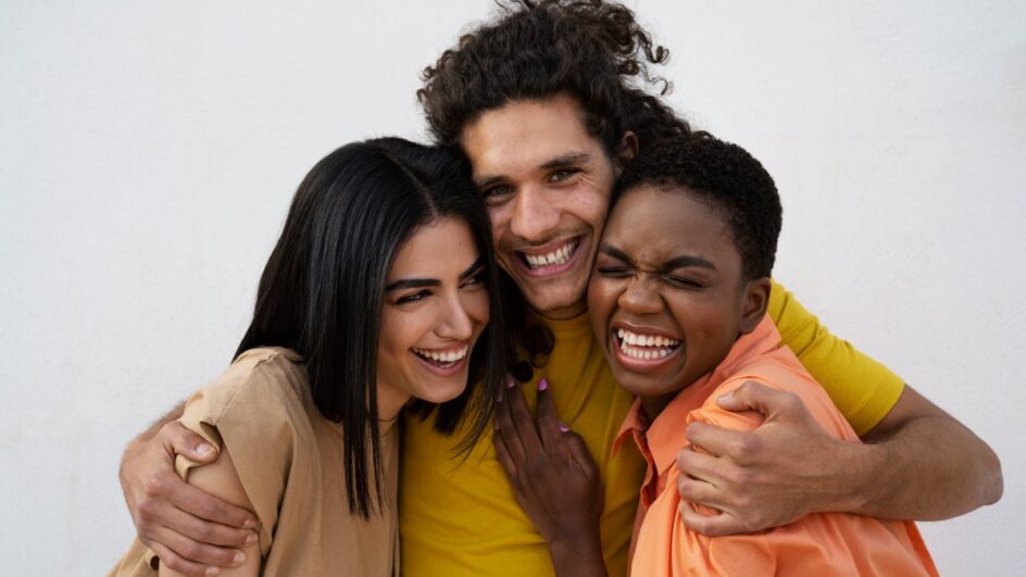 Estudos indicam que o número ideal é de três a seis amigos. Foto: Reprodução/Freepik