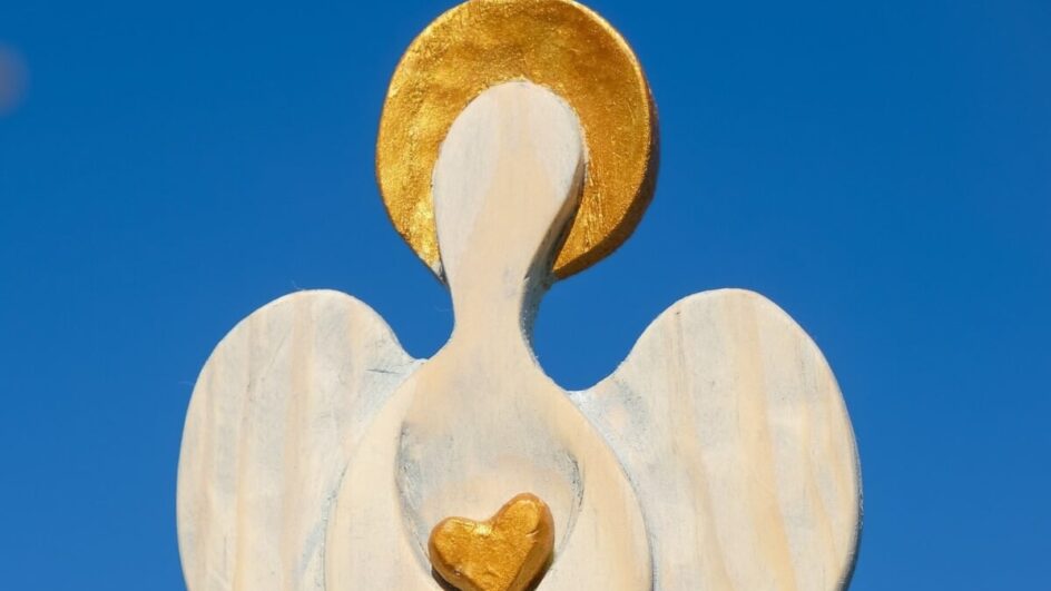 Os anjos da guarda são considerados guardiões celestiais que acompanham e protegem as pessoas ao longo da vida (Imagem: Ganna Zelinska | Shutterstock)