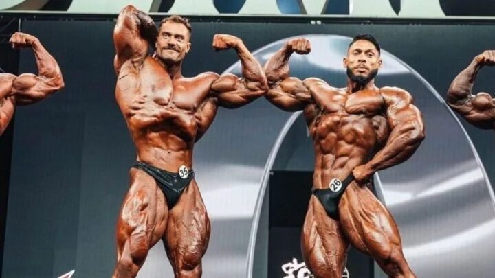 CBum e Ramon Dino no palco do Mr Olympia 2023 (Foto: Reprodução, Mr Olympia)