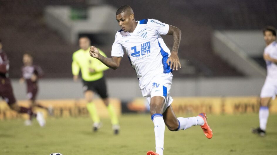 Imagem Mostrar Avaí Player com a camisa branca