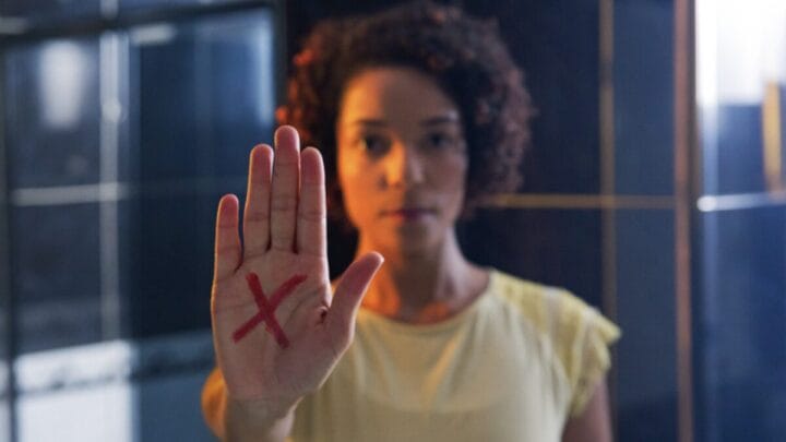 Campanha Sinal Vermelho incentiva mulheres vítimas de violência a denunciar usando X na mão