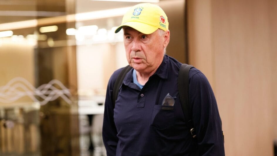 Ancelotti chega ao Brasil com o boné da Seleção Brasileira