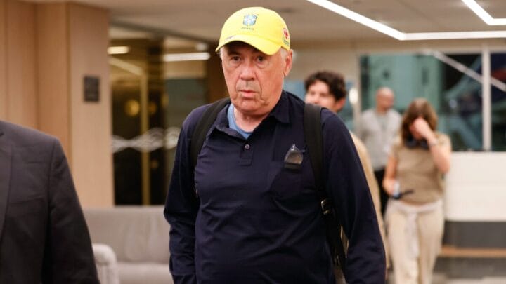 Carlo Ancelotti chega ao Rio de Janeiro com boné da Seleção Brasileira