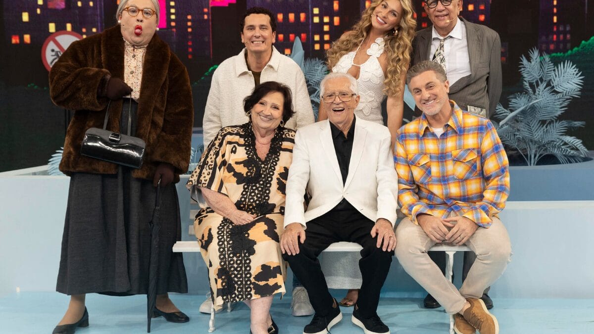 Carlos Alberto de Nóbrega foi à Globo para participar do Domingão com Huck. Emocionado, relembrou sua história e foi homenageado por amigos e familiares