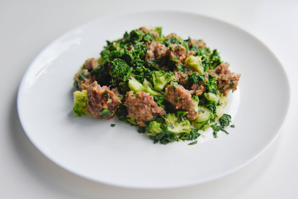 Carne moída com brócolis (Imagem: Yulia Sanatina | Shutterstock)