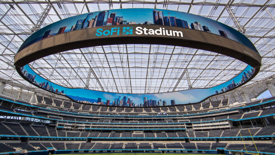 O SoFi Stadium tem a particularidade de possuir uma tela de 360 graus com visão dupla e capacidade para reproduzir vídeo em qualidade 4K (Foto: Reprodução, @sofistadium)