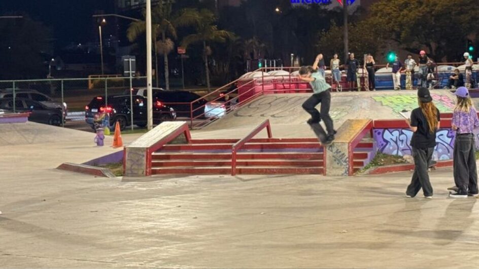 Júlia fazendo manobra de skate em evento de Yndiara Asp