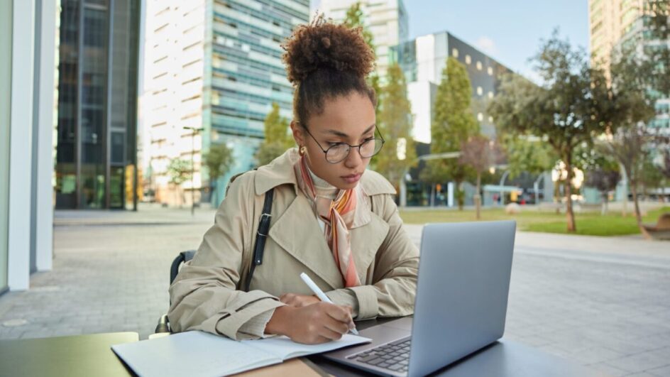 Descubra por que escutar mais e falar com propósito pode ser seu diferencial profissional pessoas introvertidas