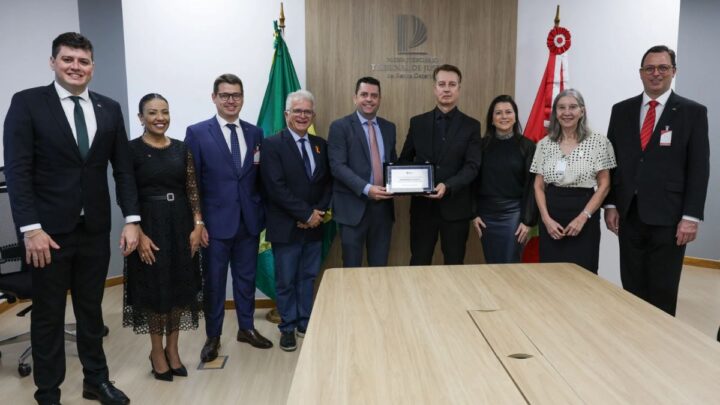 Desembargador João Marcos Buch recebeu título de cidadão honorário de Joinville (Foto: Câmara de Vereadores de Joinville)