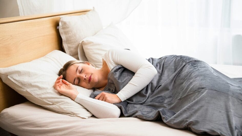 Dormir do jeito errado pode causar dor nas costas. Aprenda como ajustar sua posição