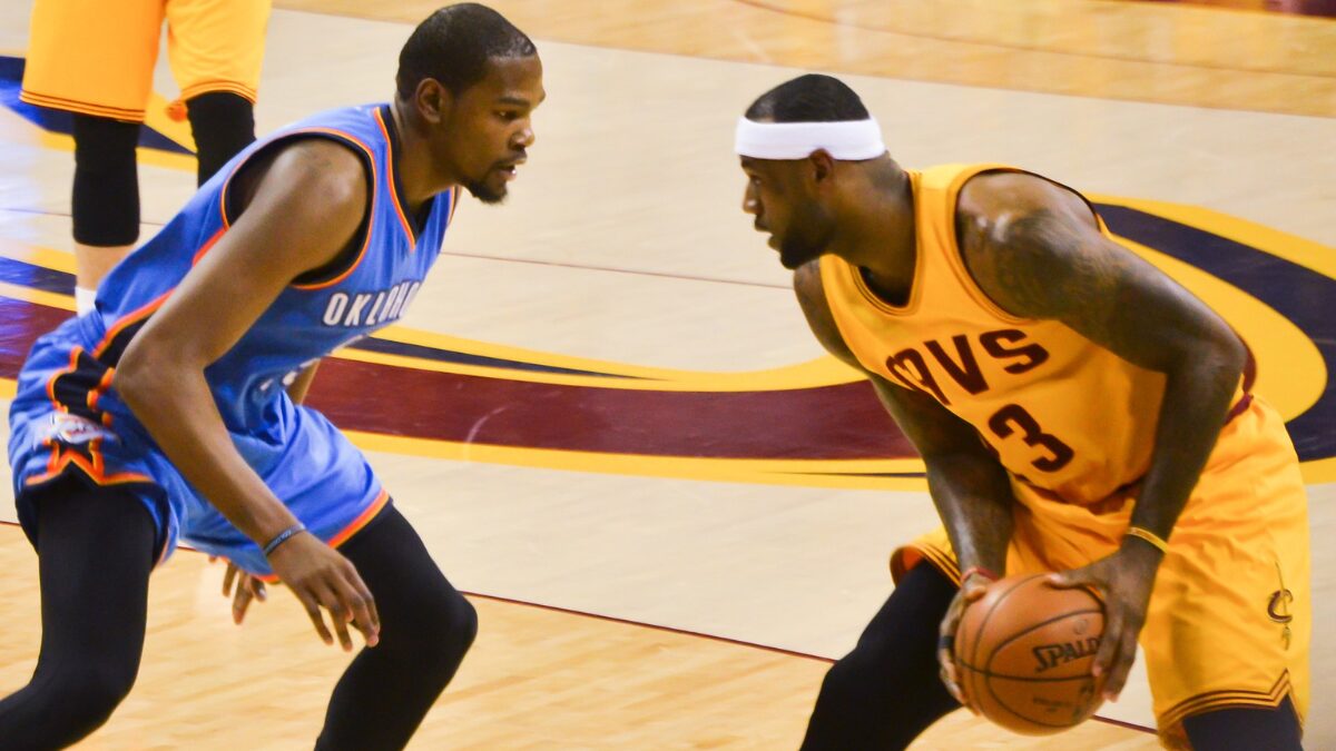 Durant marcando LeBron James em janeiro de 2015