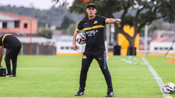 Técnico Eduardo Baptista já comanda os treinamentos no Criciúma (Foto: Celso da Luz, CEC)