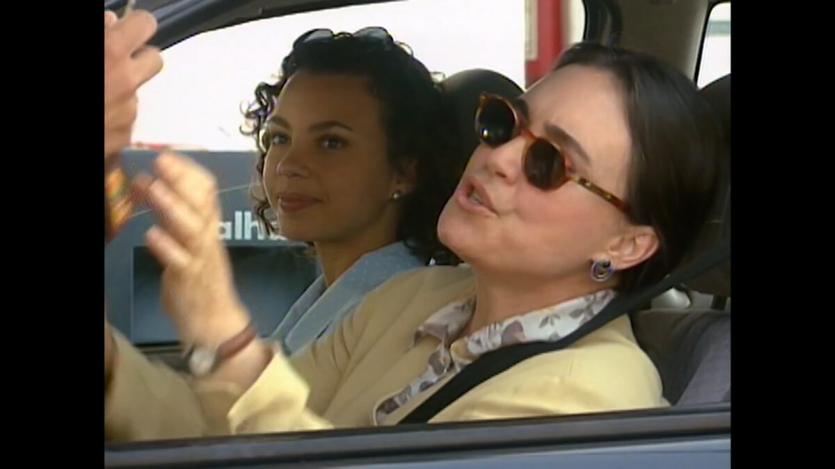 Ela está levando Joyce para uma consulta em História de Amor