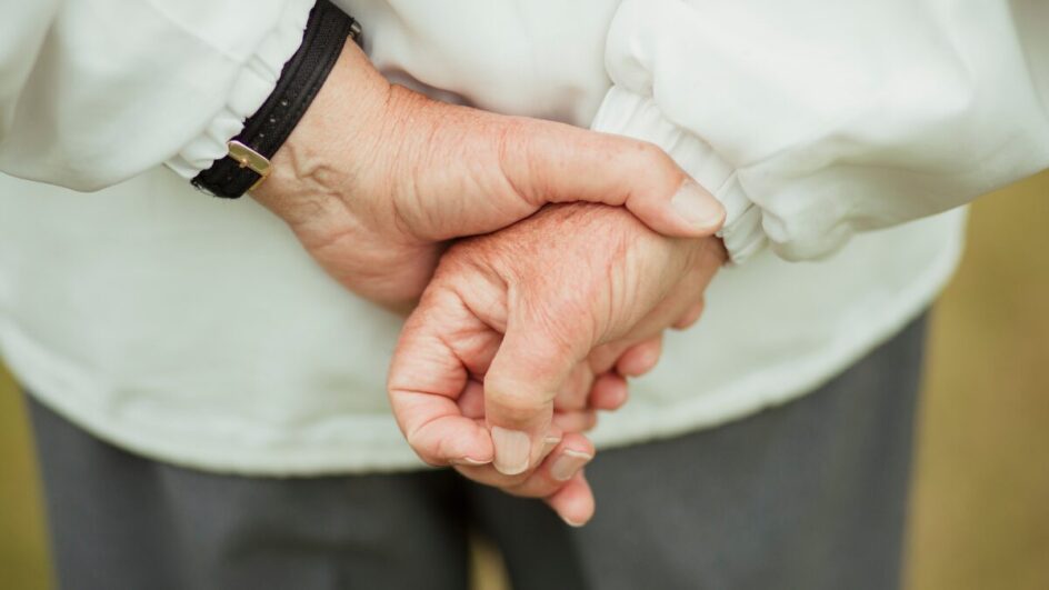 Entenda os sinais revelados pelos gestos corporais como andar com as mãos para trás