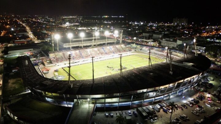 Imagem mostra o Estádio Rei Pelé a noite