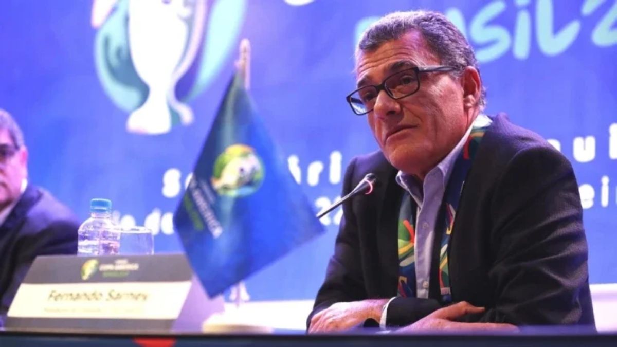 Fernando Sarney sentado e com embarcações