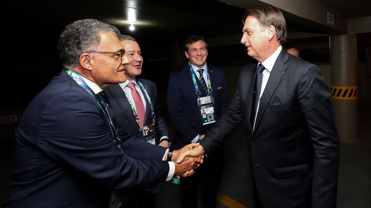 Fernando Sarney cumprimenta o ex -presidente Jair Bolsonado