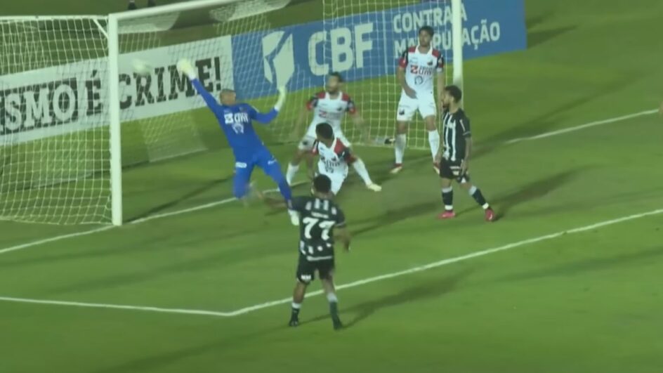 Atacante Renan chuta para fazer o segundo do Figueirense contra o Ituano (Foto: reprodução, Nosso Futebol)