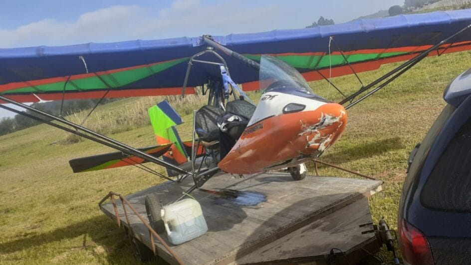 Aeronave colidiu contra cerca na decolagem em SC (Foto: CBMSC, Divulgação)