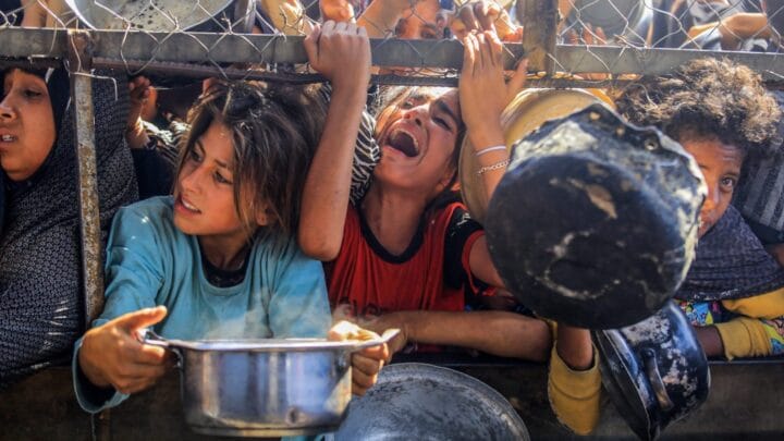 Ataque de Israel mata 45 palestinos que aguardavam caminhões de ajuda na Faixa de Gaza