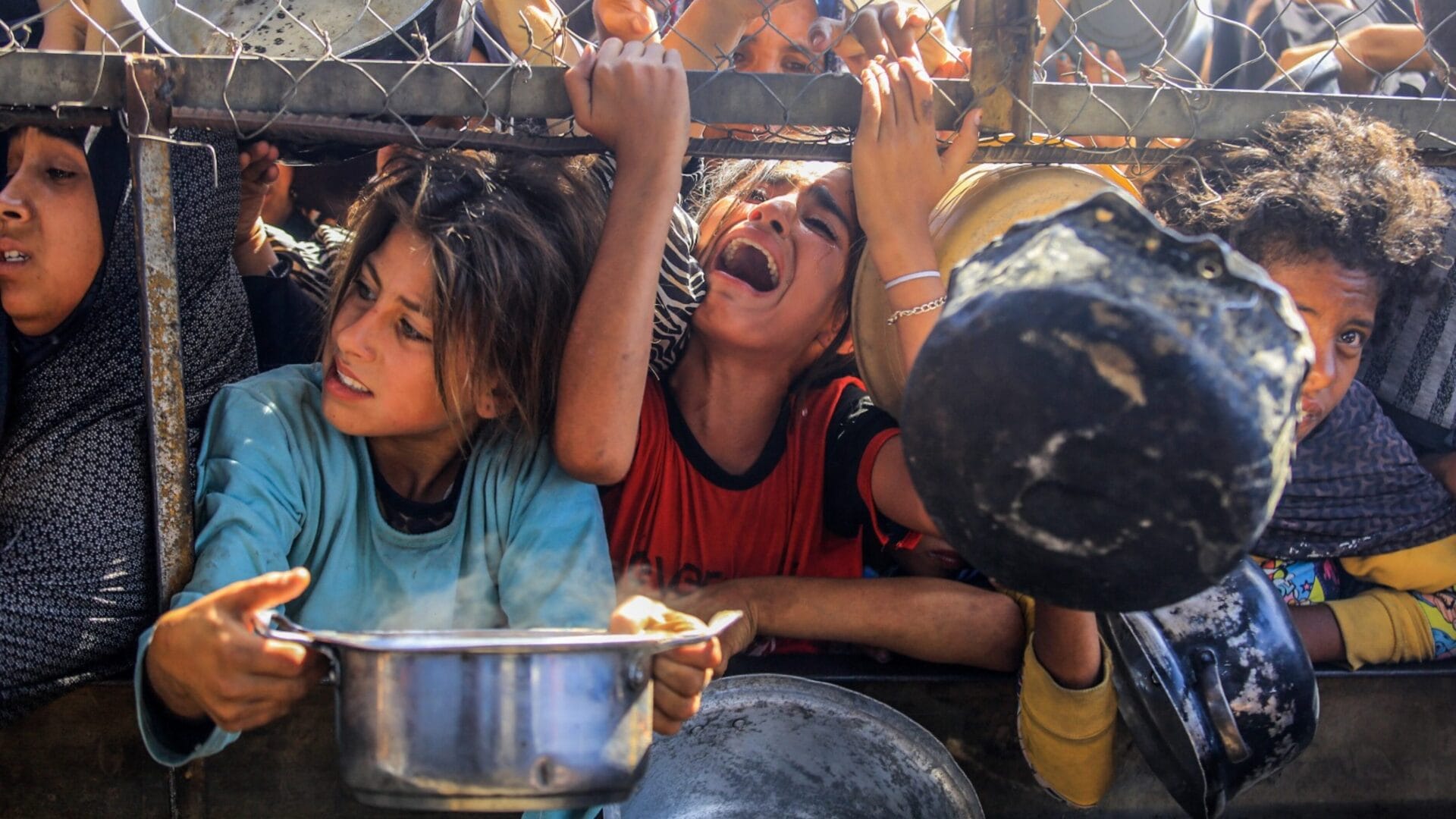 Ataque de Israel mata 45 palestinos que aguardavam caminhões de ajuda na Faixa de Gaza
