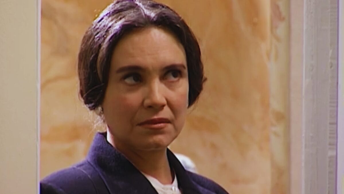 Helena comparece ao jantar de Dalva em História de Amor