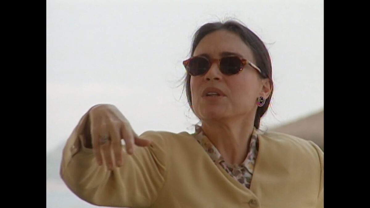 Helena pede para que o carro na frente do dela vá um pouco para a frente