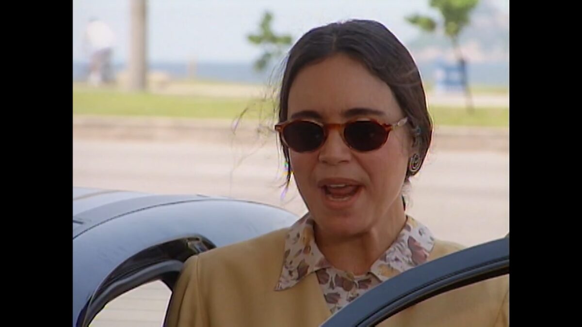 Helena tenta ser educada