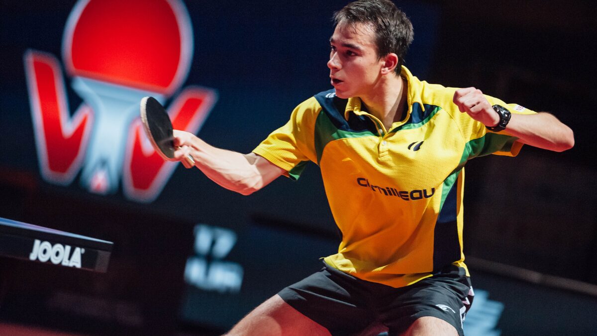 Hugo Calderano jogando tênis de mesa (Foto Divulgação, ITTF)