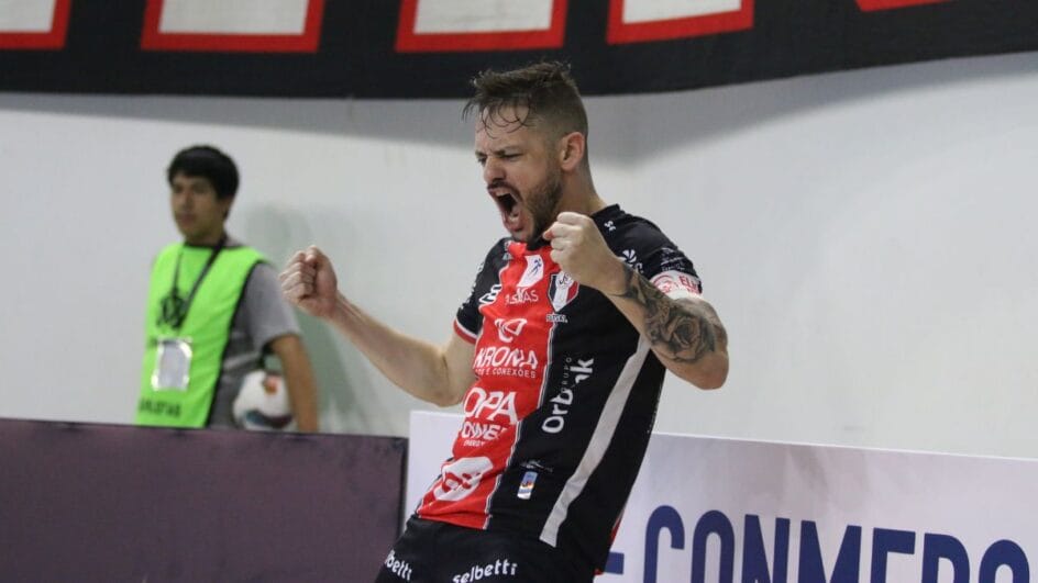 Xuxa foi um dos destaques do Joinville na partida (Foto: Juliano Schmidt, JEC Futsal)