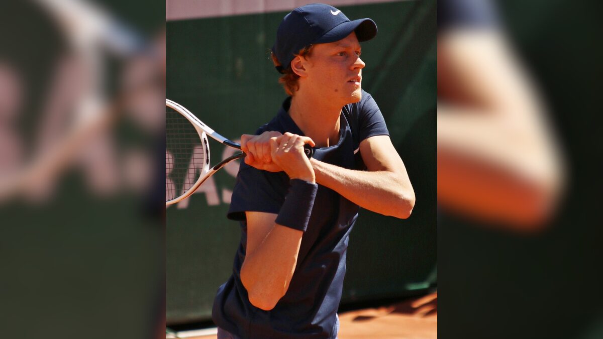 Jannik Sinner no French Open 2021 (Foto si.robi, Wikimedia Commons, Reprodução)