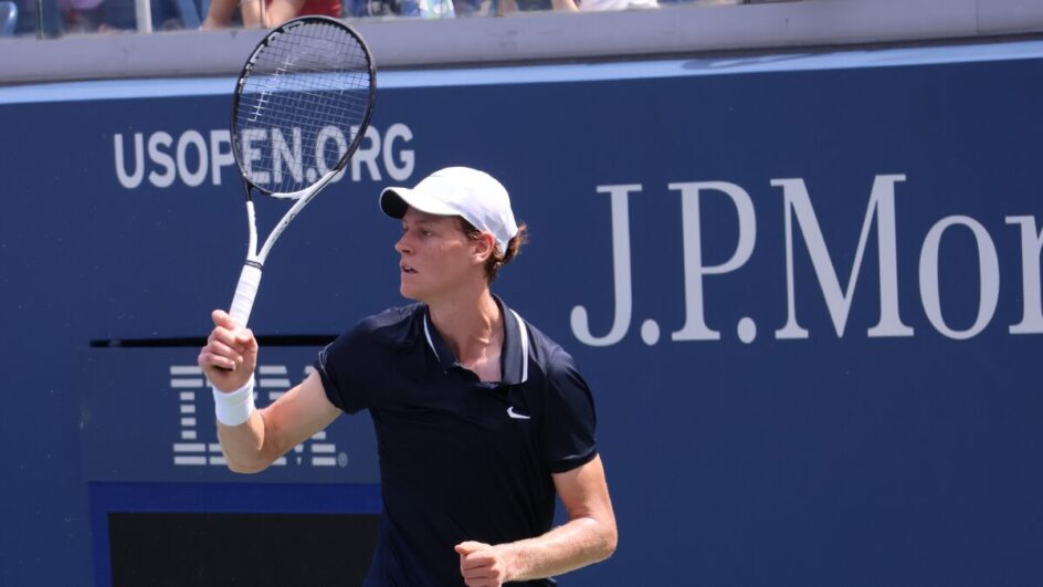 Jannik Sinner no US Open 2024 (Foto Hameltion, Wikimedia Commons, Reprodução)