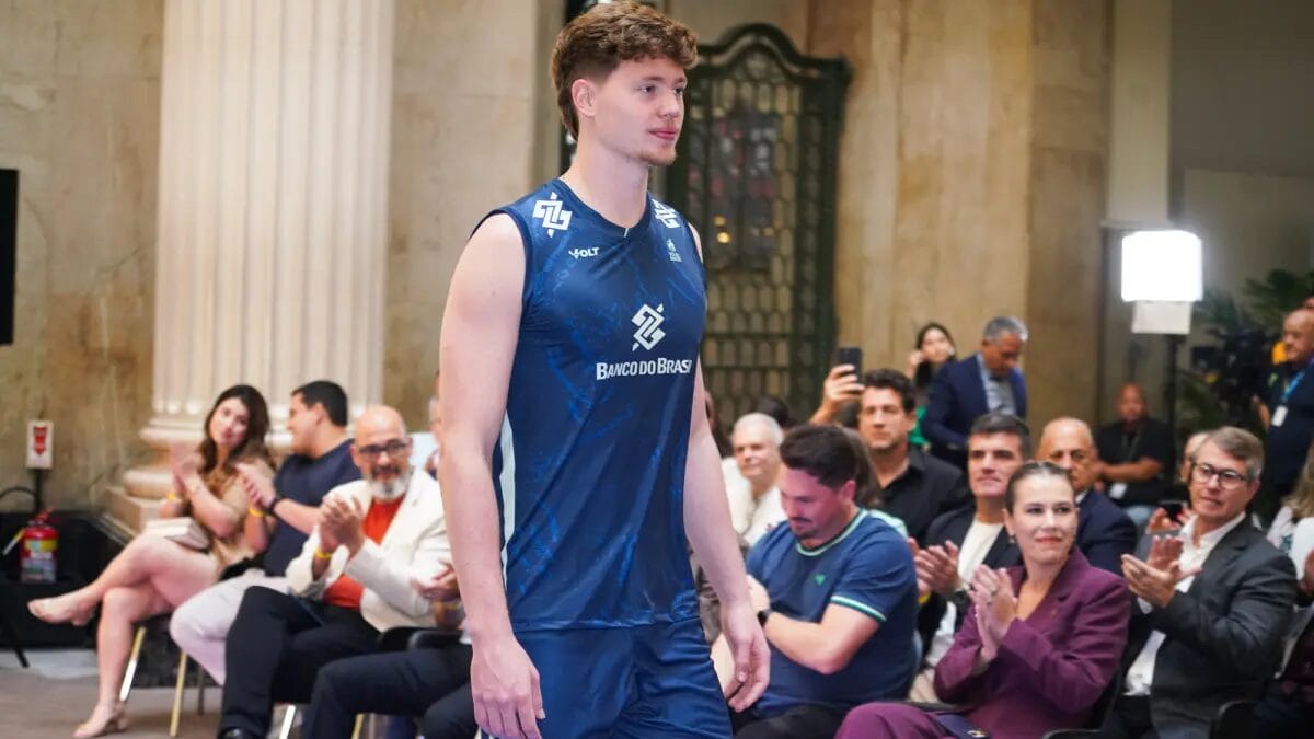 Jogador Lukas Bergmann desfilando com o novo uniforme